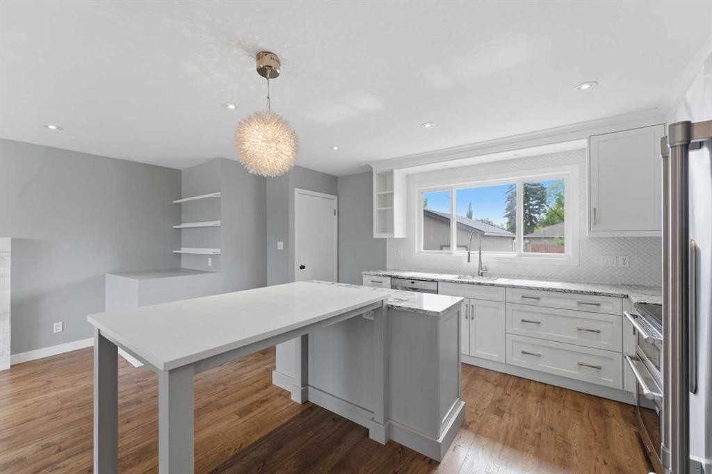 819 Avonlea Place Se, Calgary, AB - Indoor Photo Showing Kitchen With Upgraded Kitchen