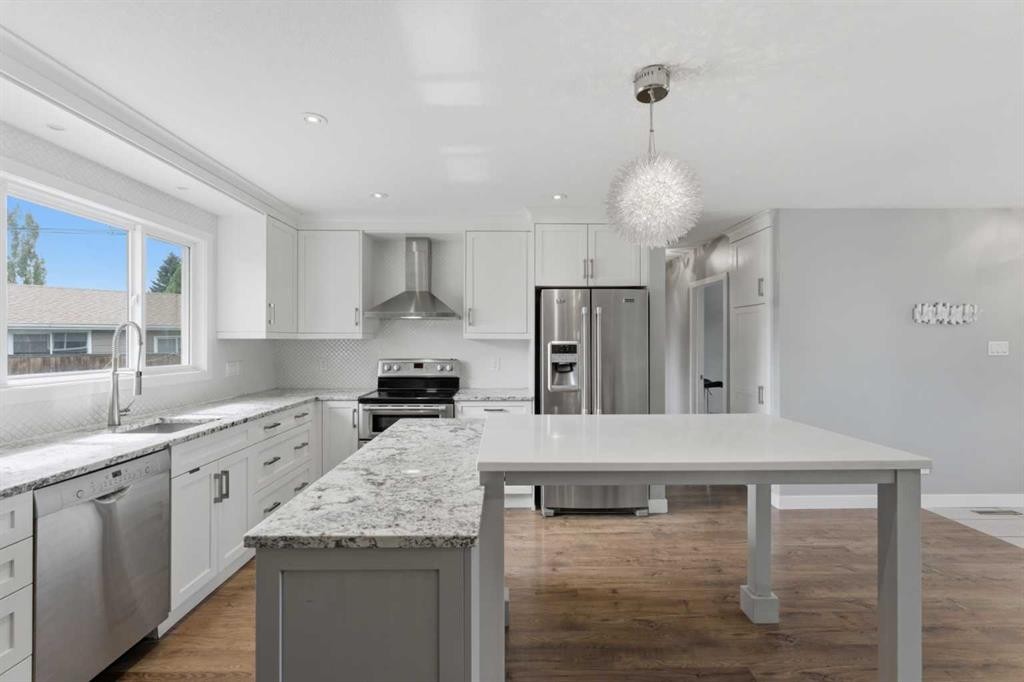 819 Avonlea Place Se, Calgary, AB - Indoor Photo Showing Kitchen With Stainless Steel Kitchen With Upgraded Kitchen
