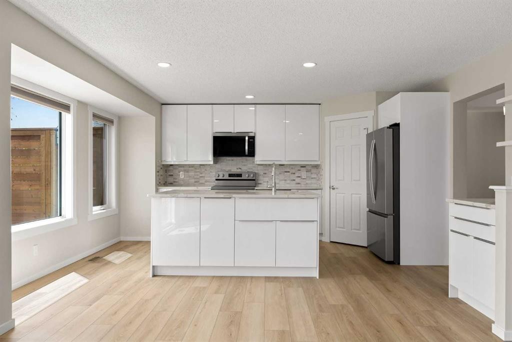 53 Riverview Close, Cochrane, AB - Indoor Photo Showing Kitchen With Upgraded Kitchen