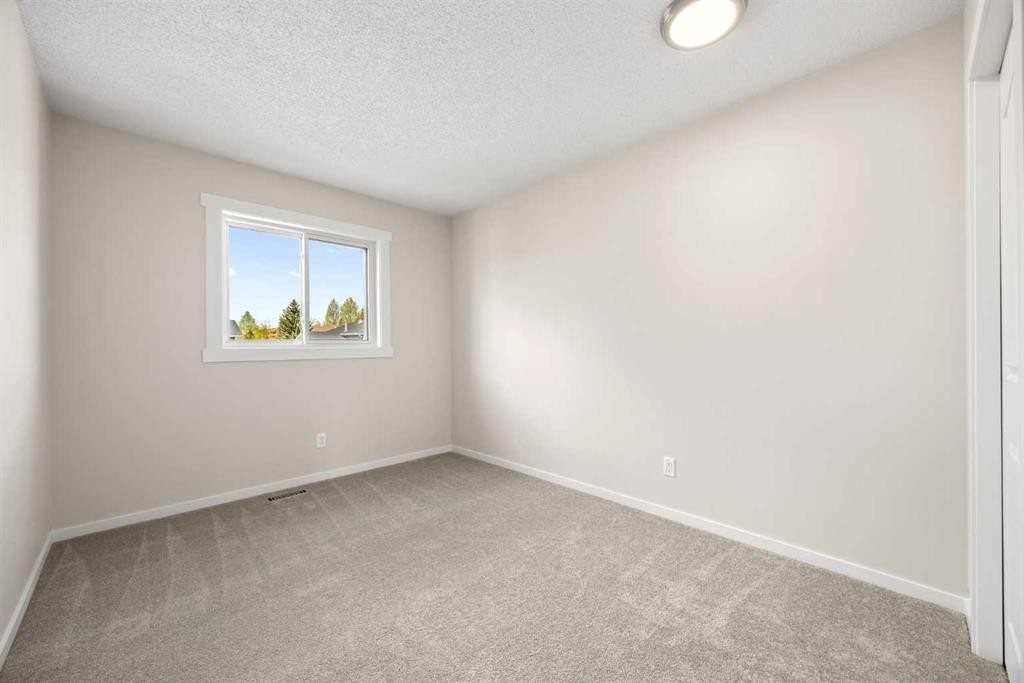 53 Riverview Close, Cochrane, AB - Indoor Photo Showing Other Room