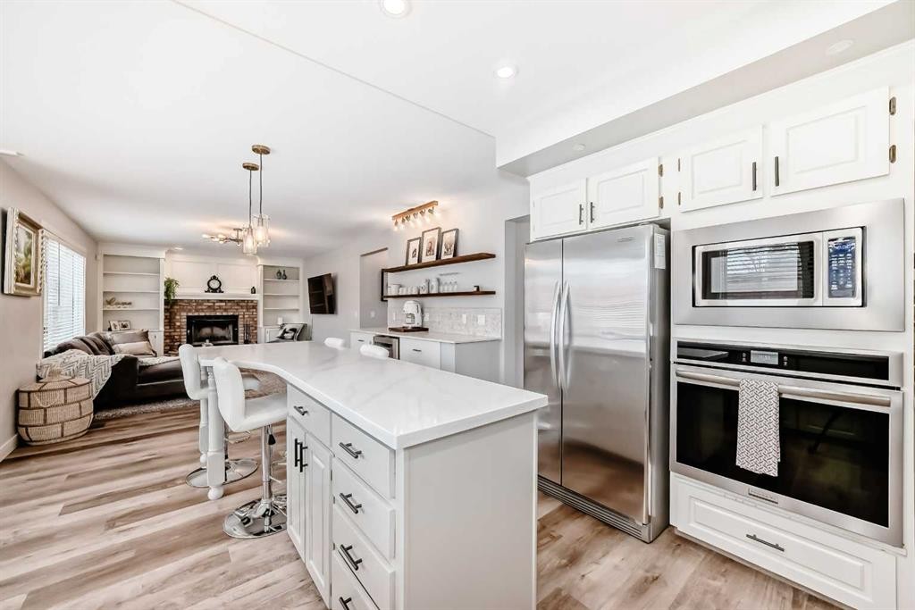 47 Canterbury Court Sw, Calgary, AB - Indoor Photo Showing Kitchen With Upgraded Kitchen