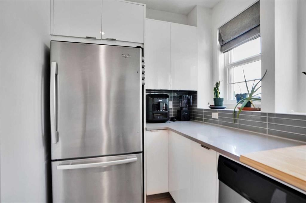 281 Walden Drive Se, Calgary, AB - Indoor Photo Showing Kitchen