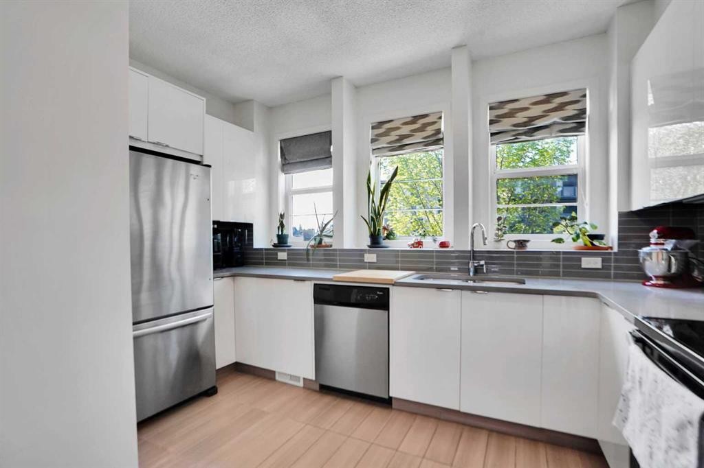 281 Walden Drive Se, Calgary, AB - Indoor Photo Showing Kitchen