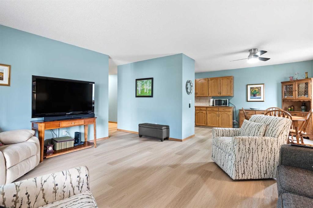 101-410 7 Street Sw, High River, AB - Indoor Photo Showing Living Room