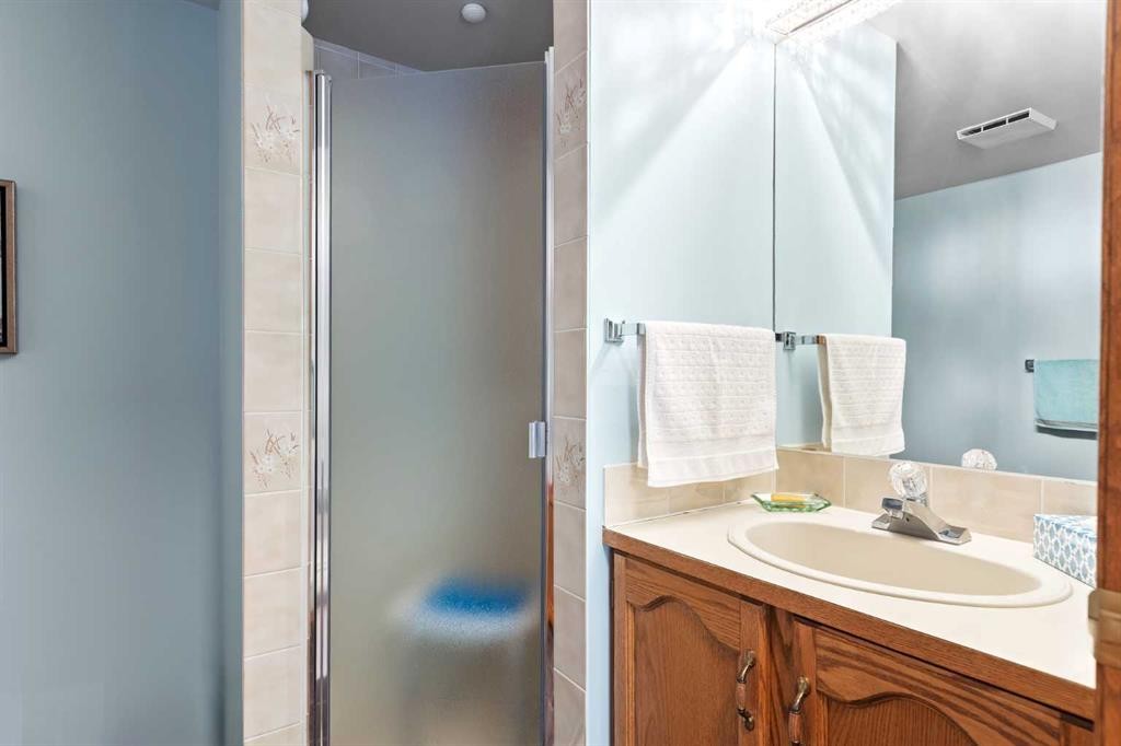 101-410 7 Street Sw, High River, AB - Indoor Photo Showing Bathroom