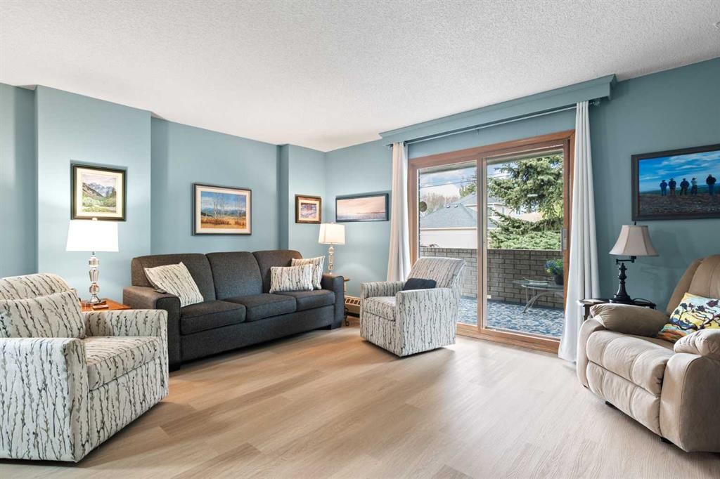 101-410 7 Street Sw, High River, AB - Indoor Photo Showing Living Room