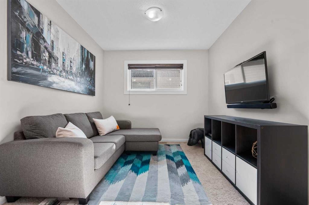 567 Evansborough Way Nw, Calgary, AB - Indoor Photo Showing Living Room