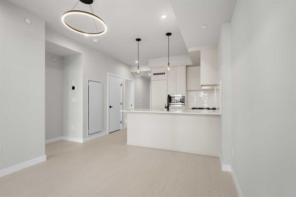 309-8375 Broadcast Avenue Sw, Calgary, AB - Indoor Photo Showing Kitchen
