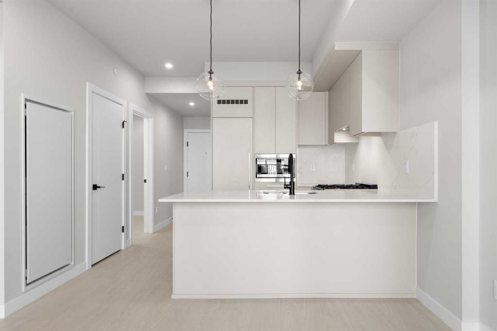 309-8375 Broadcast Avenue Sw, Calgary, AB - Indoor Photo Showing Kitchen