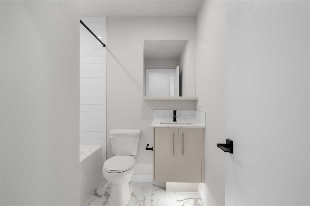 309-8375 Broadcast Avenue Sw, Calgary, AB - Indoor Photo Showing Bathroom