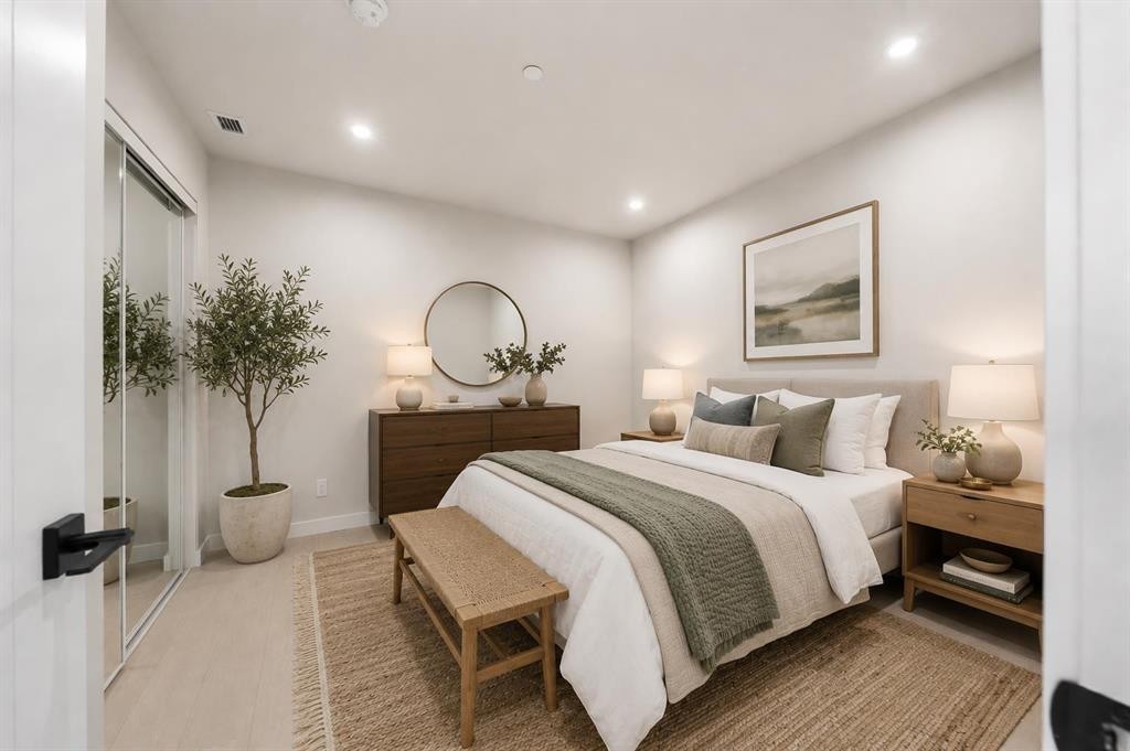 309-8375 Broadcast Avenue Sw, Calgary, AB - Indoor Photo Showing Bedroom