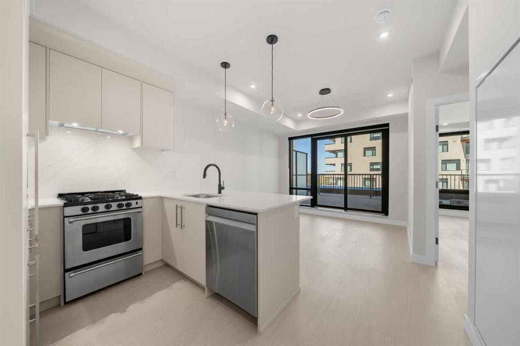 309-8375 Broadcast Avenue Sw, Calgary, AB - Indoor Photo Showing Kitchen With Upgraded Kitchen