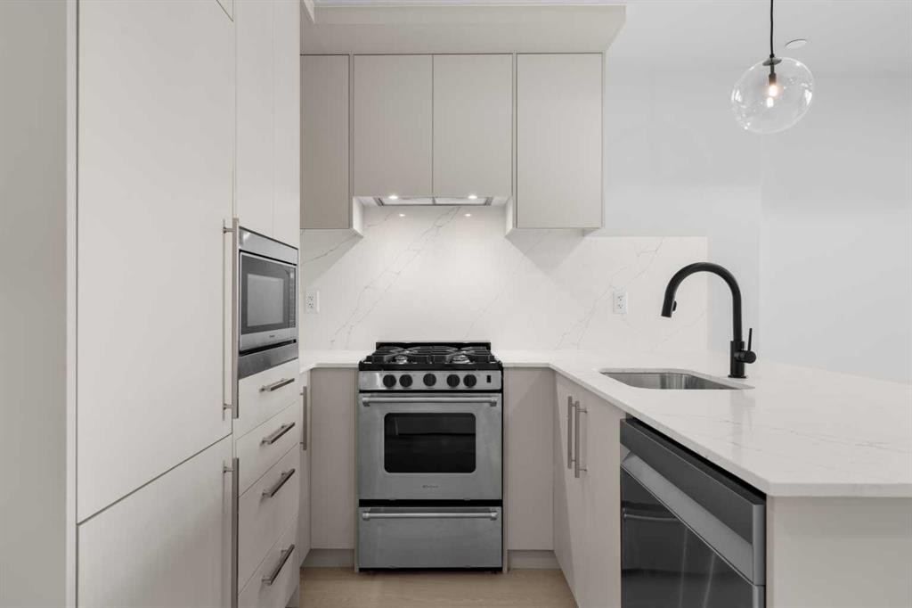 309-8375 Broadcast Avenue Sw, Calgary, AB - Indoor Photo Showing Kitchen With Upgraded Kitchen