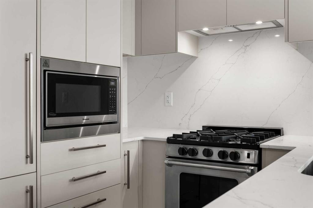309-8375 Broadcast Avenue Sw, Calgary, AB - Indoor Photo Showing Kitchen