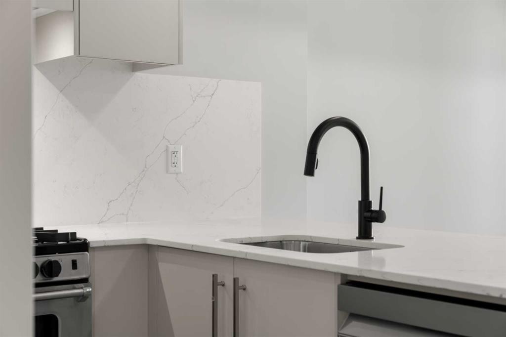 309-8375 Broadcast Avenue Sw, Calgary, AB - Indoor Photo Showing Kitchen With Upgraded Kitchen