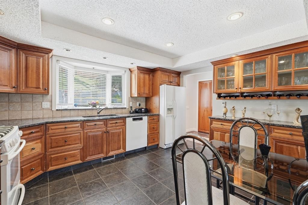 5807 Coach Hill Road Sw, Calgary, AB - Indoor Photo Showing Kitchen