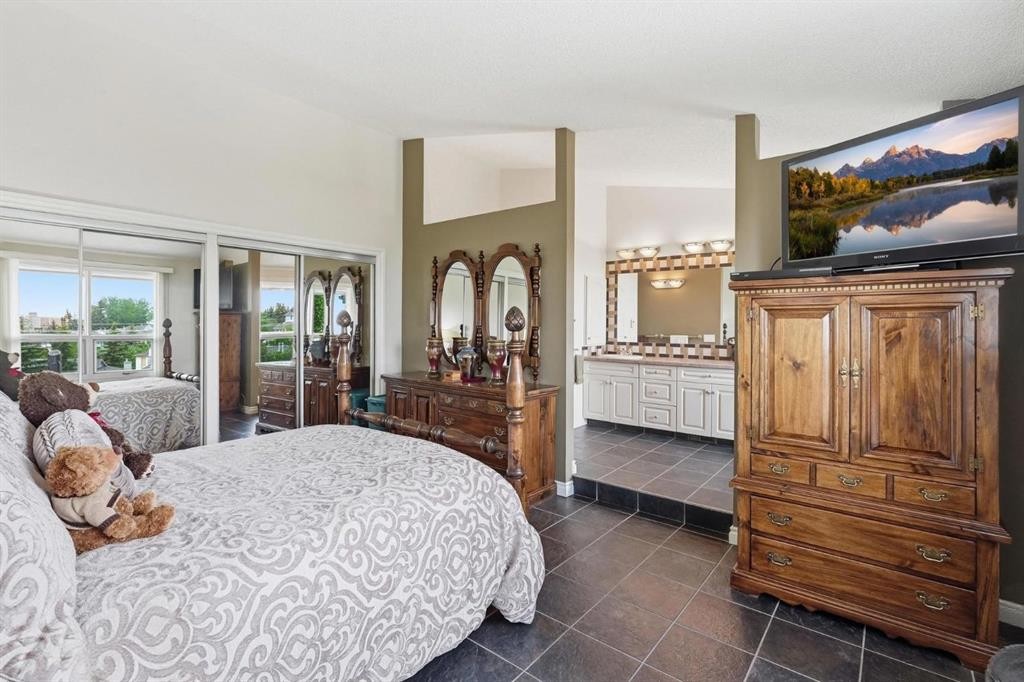 5807 Coach Hill Road Sw, Calgary, AB - Indoor Photo Showing Bedroom