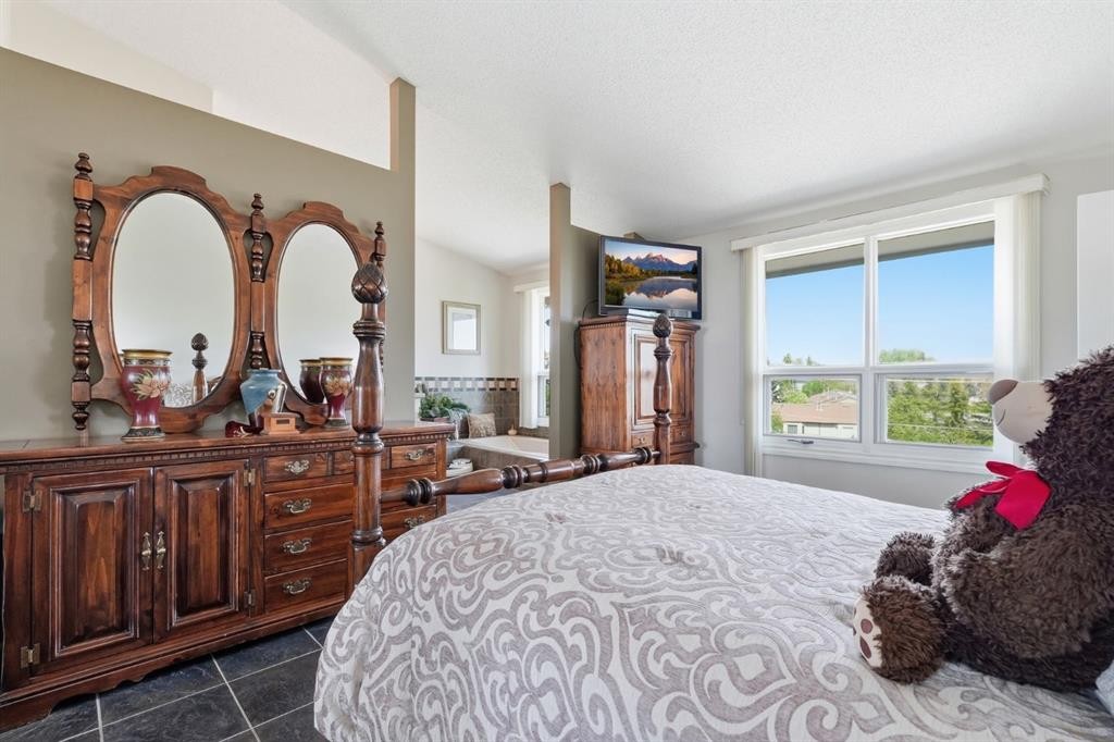 5807 Coach Hill Road Sw, Calgary, AB - Indoor Photo Showing Bedroom
