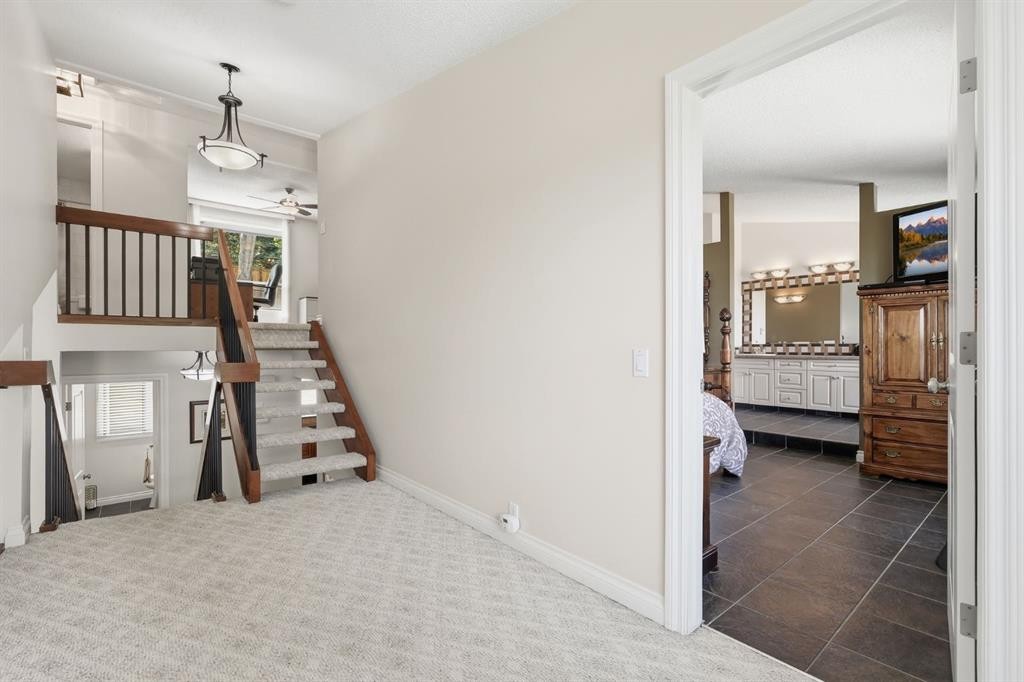 5807 Coach Hill Road Sw, Calgary, AB - Indoor Photo Showing Other Room