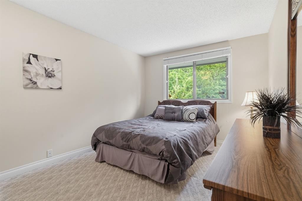 5807 Coach Hill Road Sw, Calgary, AB - Indoor Photo Showing Bedroom