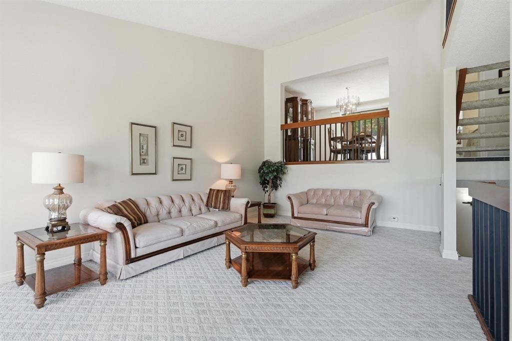 5807 Coach Hill Road Sw, Calgary, AB - Indoor Photo Showing Living Room