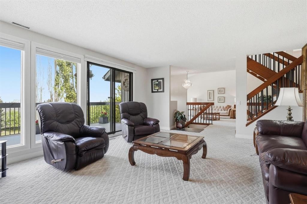 5807 Coach Hill Road Sw, Calgary, AB - Indoor Photo Showing Living Room