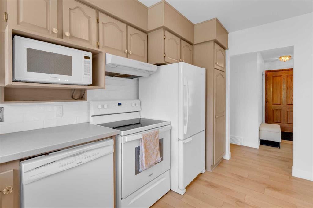77 Hogarth Crescent Sw, Calgary, AB - Indoor Photo Showing Kitchen