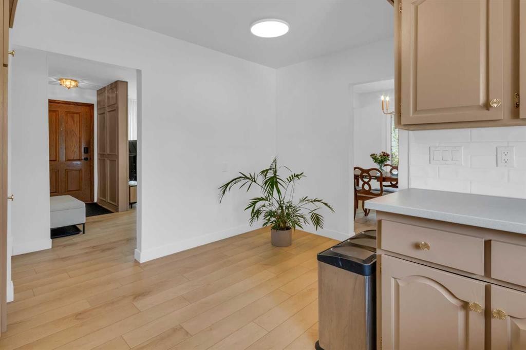77 Hogarth Crescent Sw, Calgary, AB - Indoor