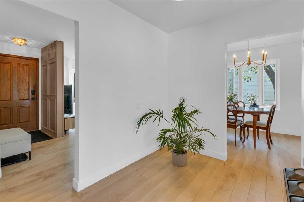 77 Hogarth Crescent Sw, Calgary, AB - Indoor
