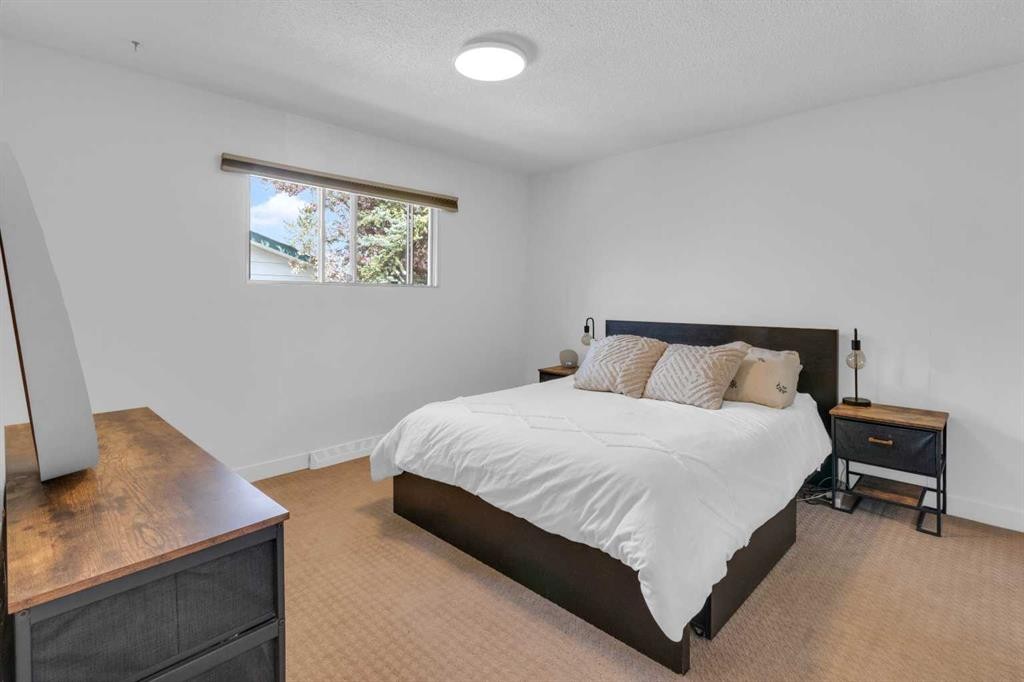 77 Hogarth Crescent Sw, Calgary, AB - Indoor Photo Showing Bedroom