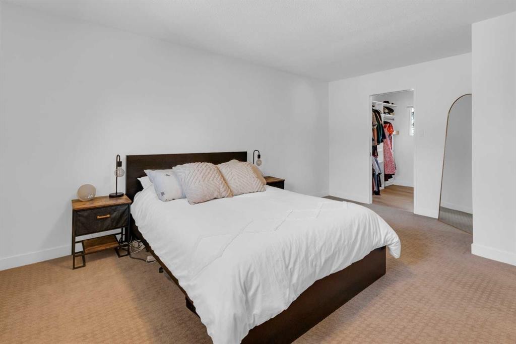 77 Hogarth Crescent Sw, Calgary, AB - Indoor Photo Showing Bedroom