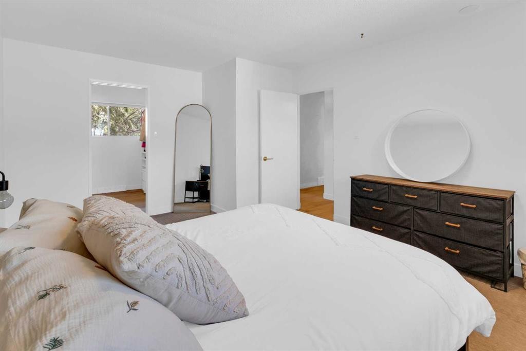 77 Hogarth Crescent Sw, Calgary, AB - Indoor Photo Showing Bedroom
