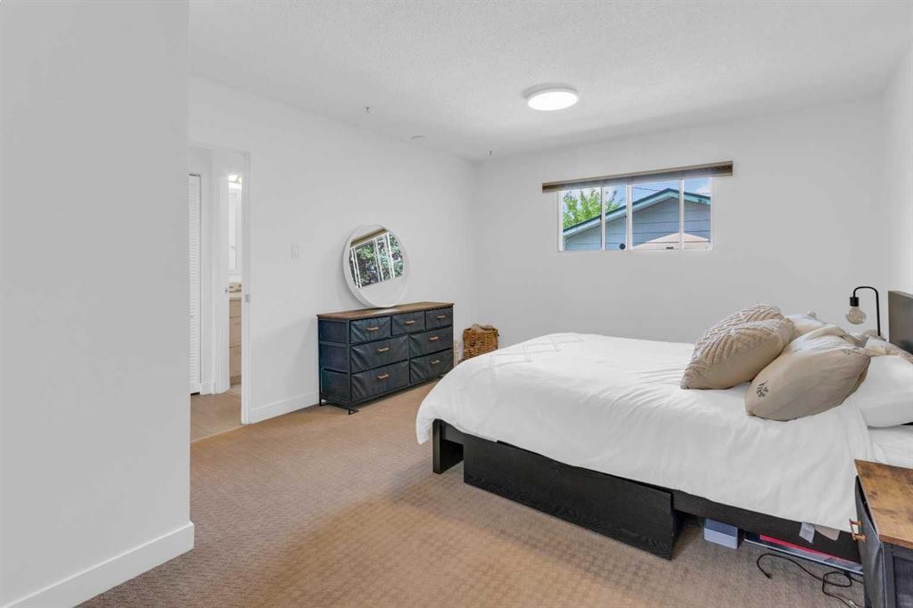 77 Hogarth Crescent Sw, Calgary, AB - Indoor Photo Showing Bedroom