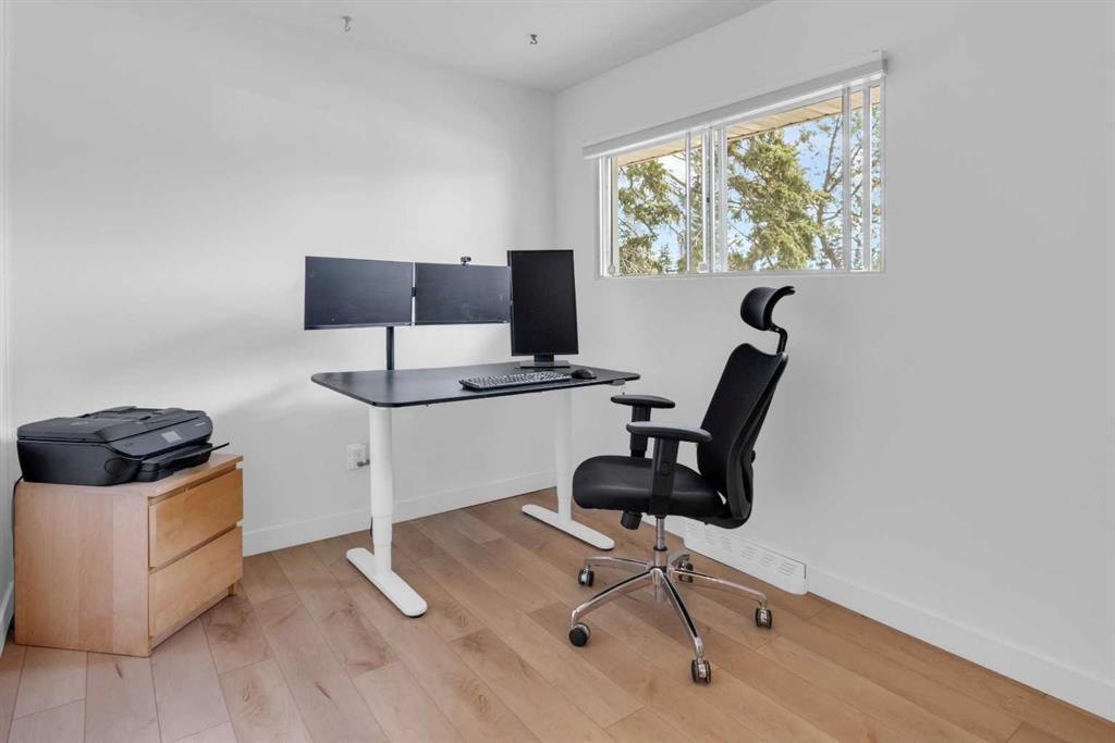 77 Hogarth Crescent Sw, Calgary, AB - Indoor Photo Showing Office