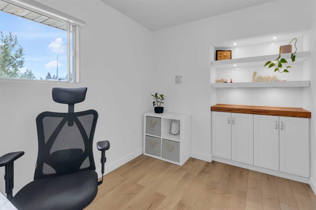 77 Hogarth Crescent Sw, Calgary, AB - Indoor