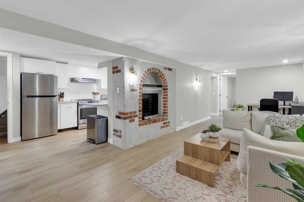 77 Hogarth Crescent Sw, Calgary, AB - Indoor
