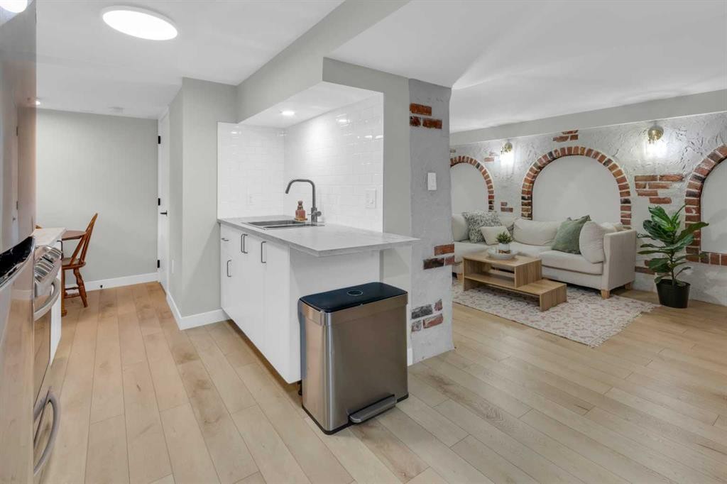 77 Hogarth Crescent Sw, Calgary, AB - Indoor Photo Showing Kitchen
