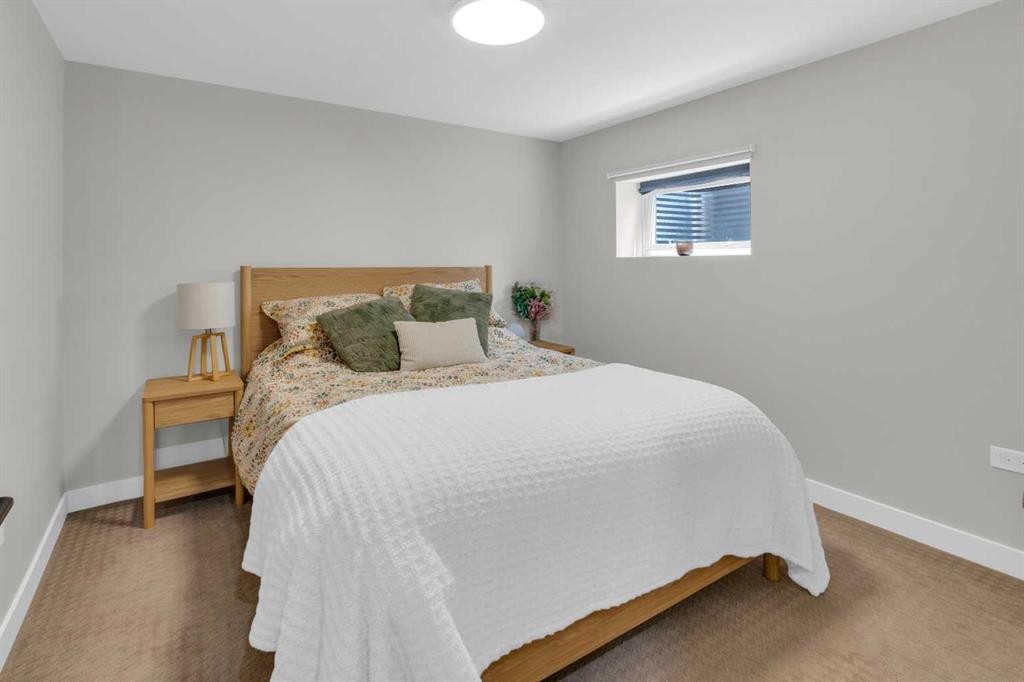 77 Hogarth Crescent Sw, Calgary, AB - Indoor Photo Showing Bedroom