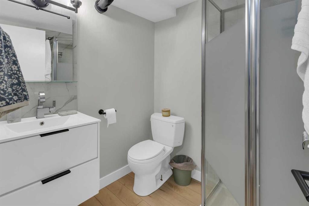 77 Hogarth Crescent Sw, Calgary, AB - Indoor Photo Showing Bathroom