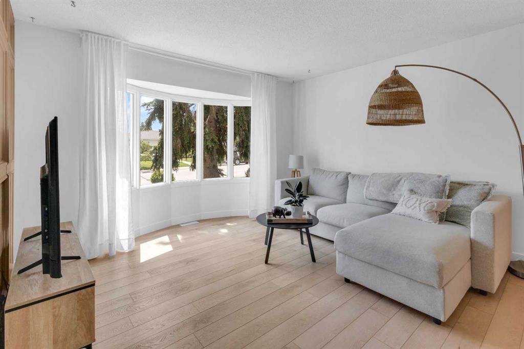 77 Hogarth Crescent Sw, Calgary, AB - Indoor Photo Showing Living Room