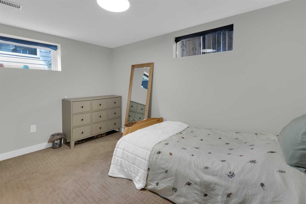 77 Hogarth Crescent Sw, Calgary, AB - Indoor Photo Showing Bedroom