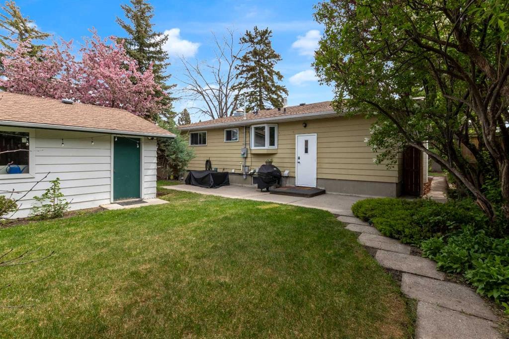 77 Hogarth Crescent Sw, Calgary, AB - Outdoor