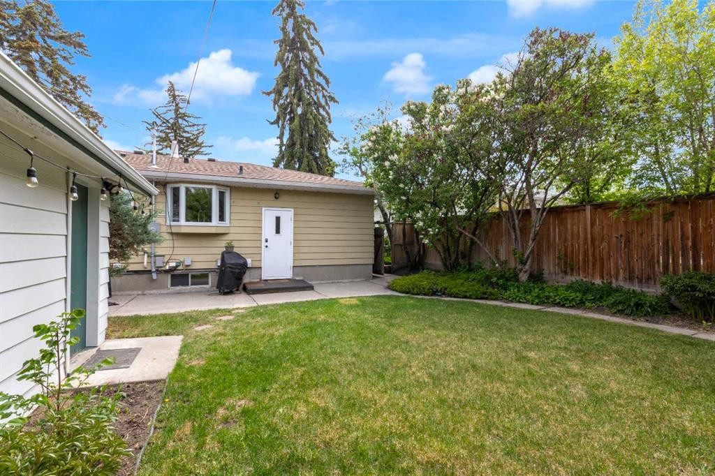 77 Hogarth Crescent Sw, Calgary, AB - Outdoor