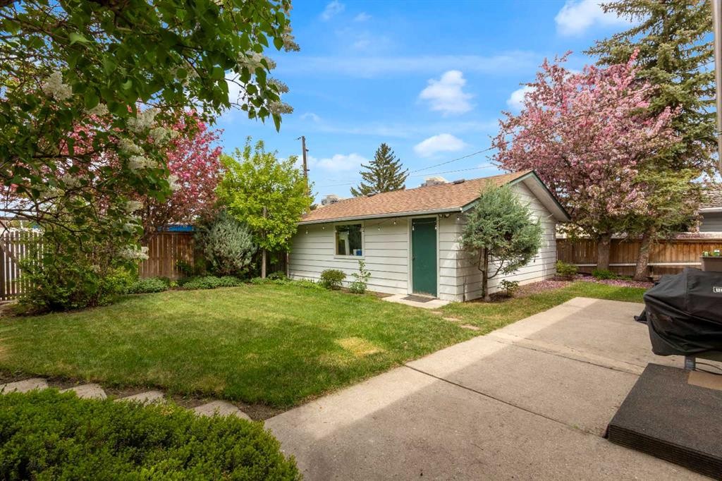 77 Hogarth Crescent Sw, Calgary, AB - Outdoor