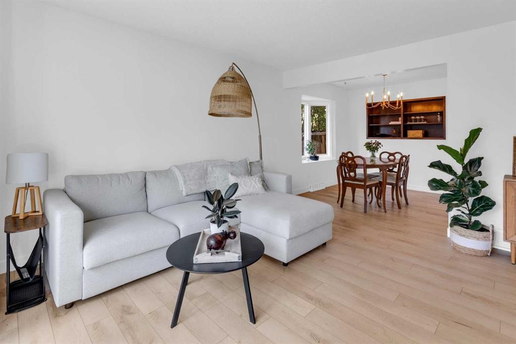 77 Hogarth Crescent Sw, Calgary, AB - Indoor Photo Showing Living Room