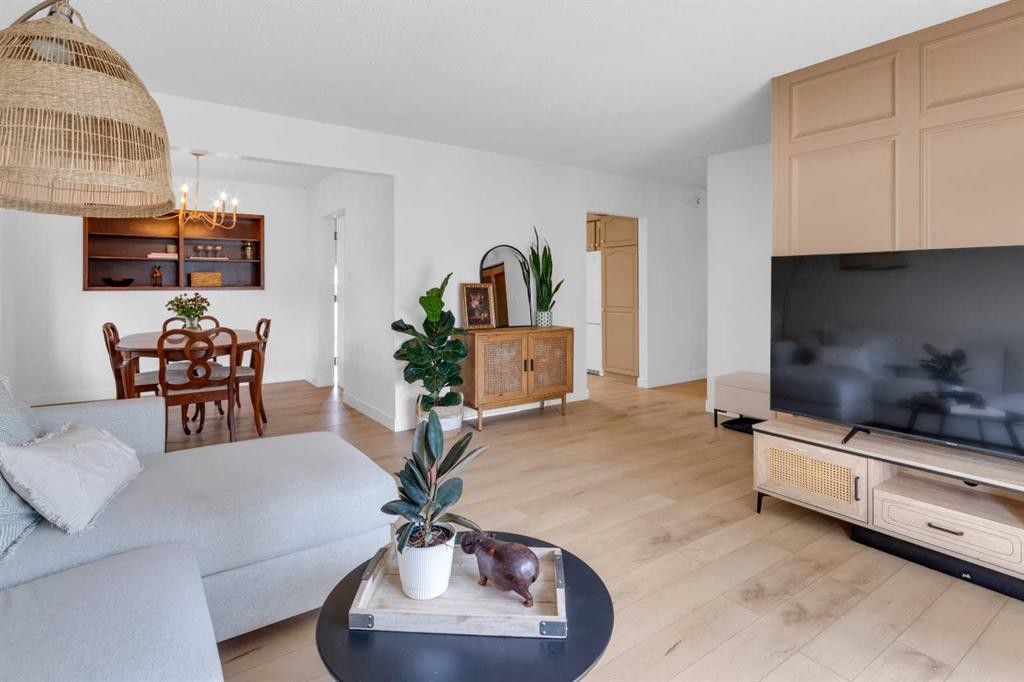 77 Hogarth Crescent Sw, Calgary, AB - Indoor Photo Showing Living Room
