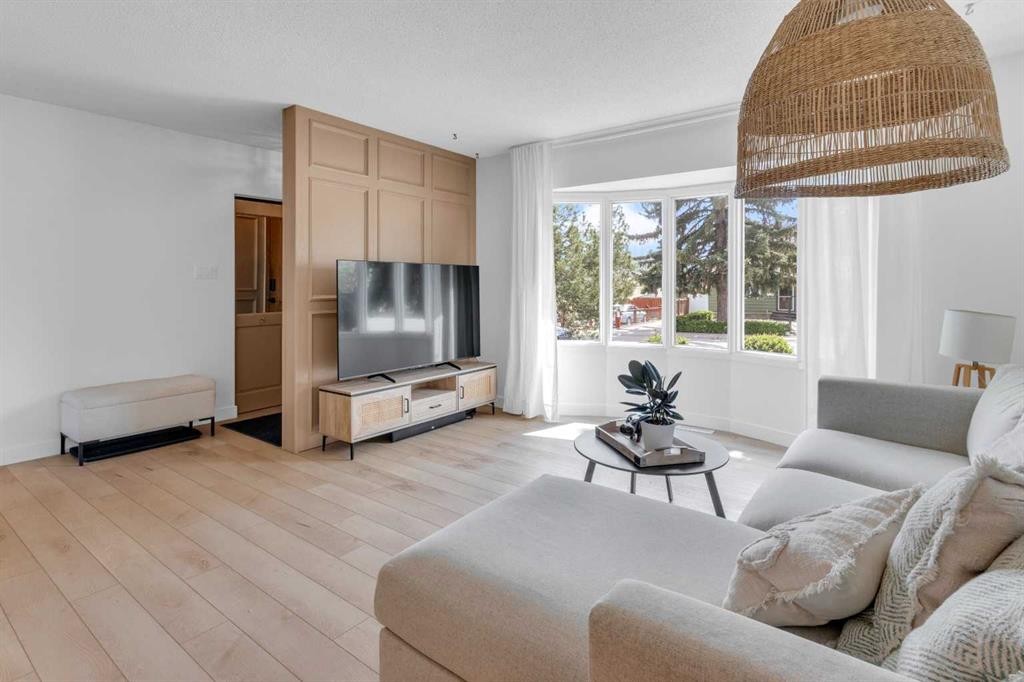 77 Hogarth Crescent Sw, Calgary, AB - Indoor Photo Showing Living Room
