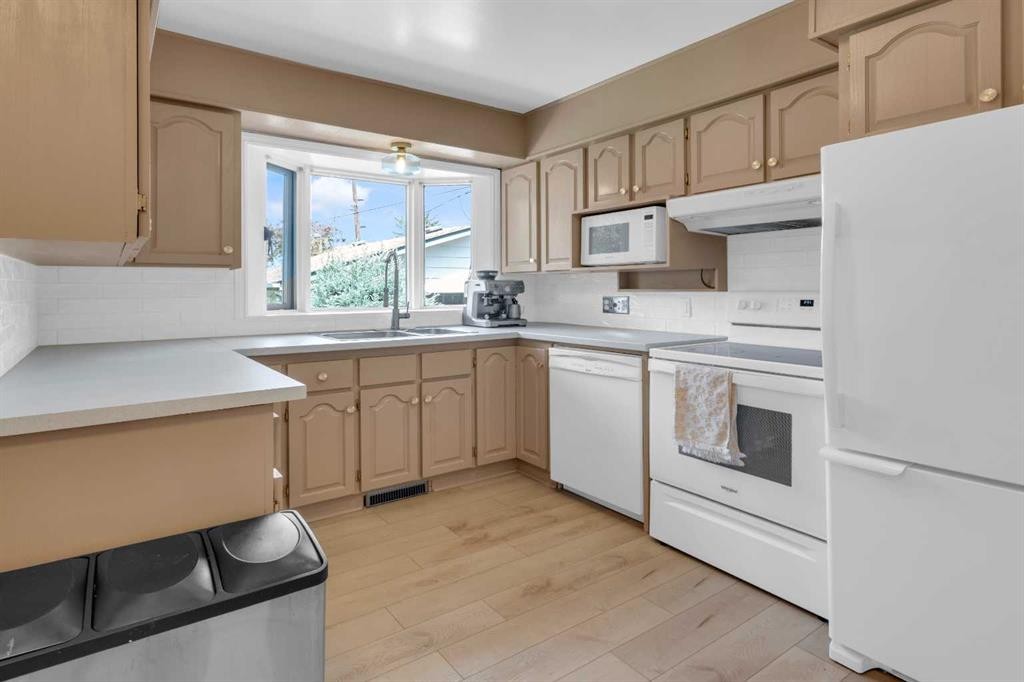 77 Hogarth Crescent Sw, Calgary, AB - Indoor Photo Showing Kitchen With Double Sink