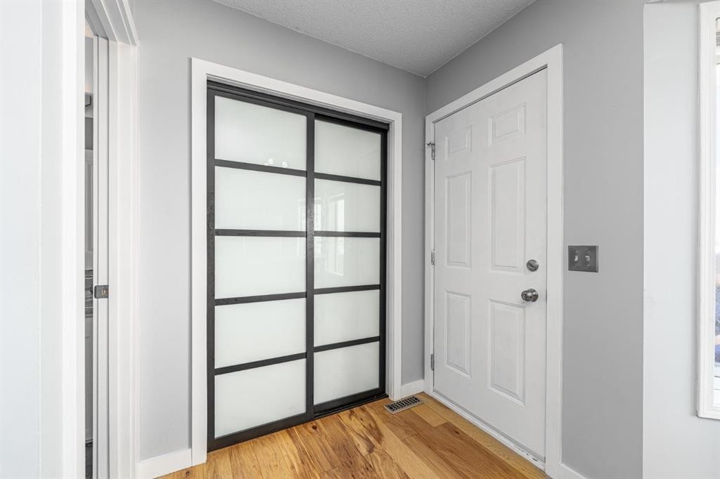 105 Bedford Manor Ne, Calgary, AB - Indoor Photo Showing Other Room
