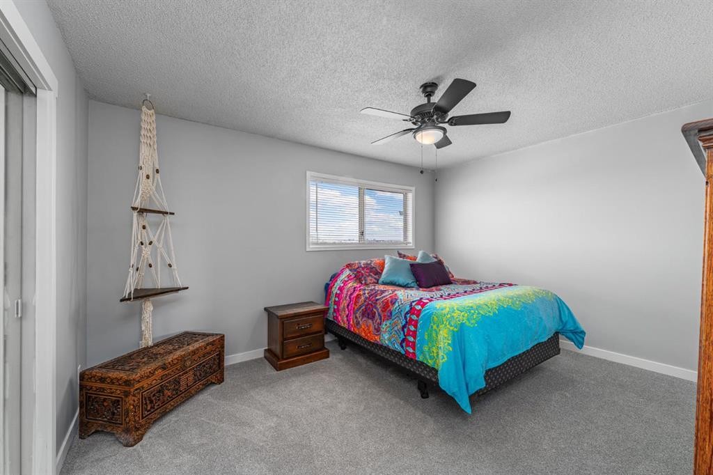 105 Bedford Manor Ne, Calgary, AB - Indoor Photo Showing Bedroom
